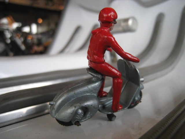 画像: Diecast Vespa with rider