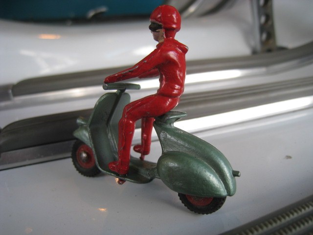 画像: Diecast Vespa with rider