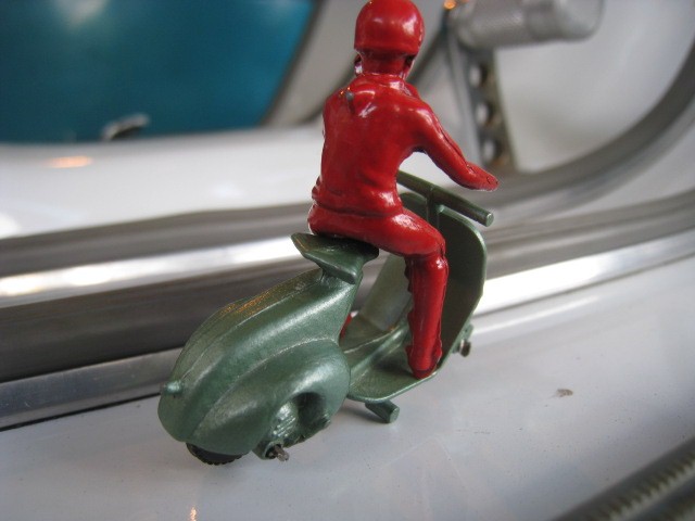 画像: Diecast Vespa with rider